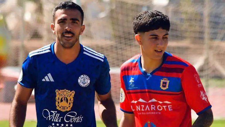 Dos de los j ugadores del encuentro durante uno de los lances