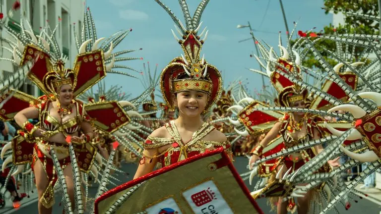 La edad no importa para disfrutar de las comparsas en el Carnaval