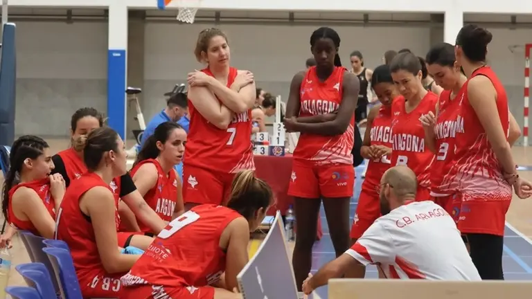 Jugadoras del Ariagona escuchando las indicaciones de su entrenador.