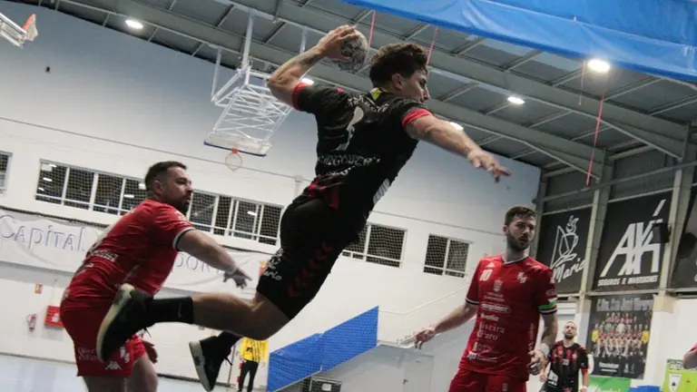 Jugador del San Jos&eacute; Obrero realizando un lanzamiento desde el extremo.