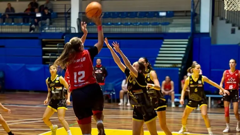 Jugadora del Magec T&iacute;as realizando un lanzamiento a canasta.