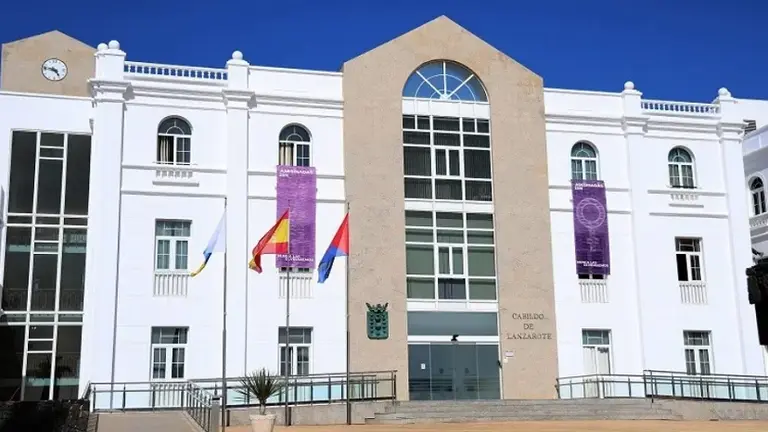 Imagen de la fachada del Cabildo de Lanzarote. 