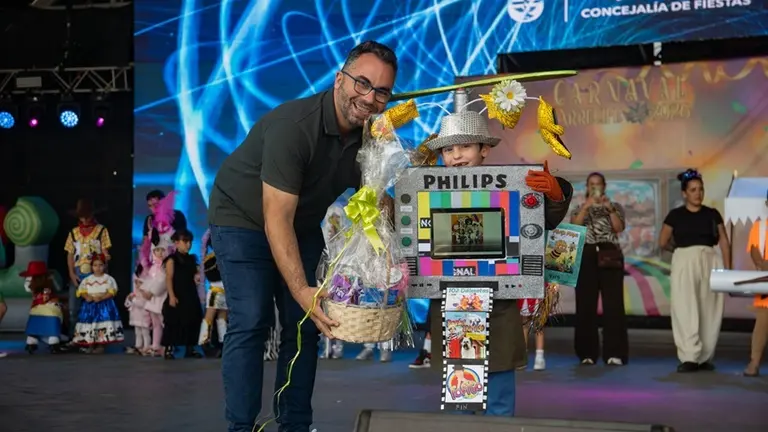 Echedey Eugenio junto a uno de los participantes del concurso de disfraces.