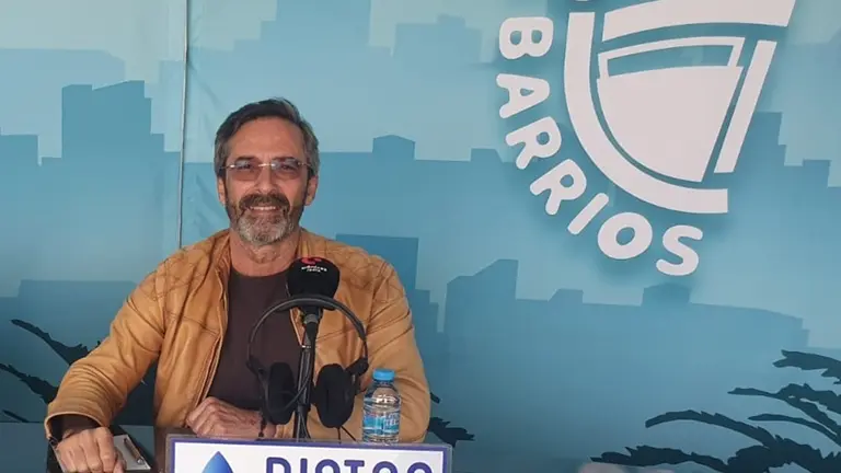 Pedro San Gin&eacute;s en el estudio de Entre Barrios.