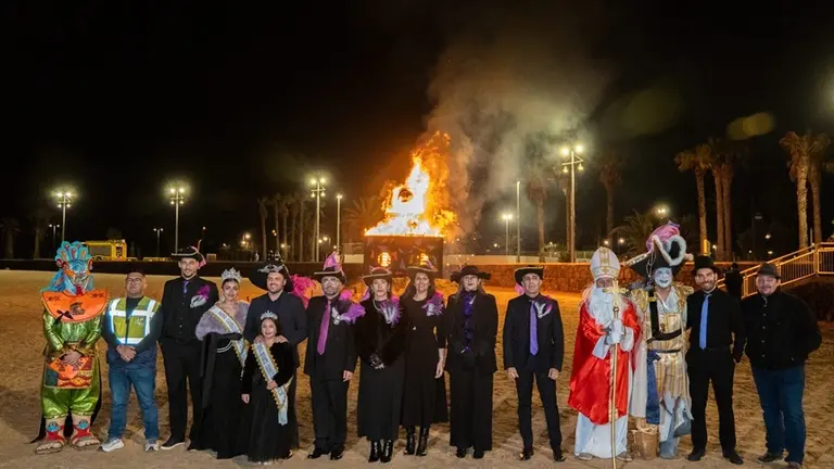 Componentes del grupo de gobierno de Arrecife junto a los representantes de las agrupaciones tras quemar la sardina.