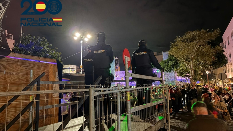 Agentes de la Polic&iacute;a Nacional durante los carnavales.
