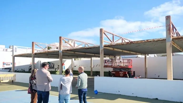 Isidro P&eacute;rez, Estefan&iacute;a Luzardo y Ra&uacute;l de Le&oacute;n en su visita al colegio AJEI.