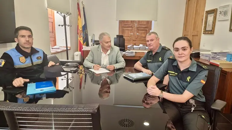 Jos&eacute; Juan Cruz en su encuentro con el nuevo comandante de la Guardia Civil de Lanzarote.