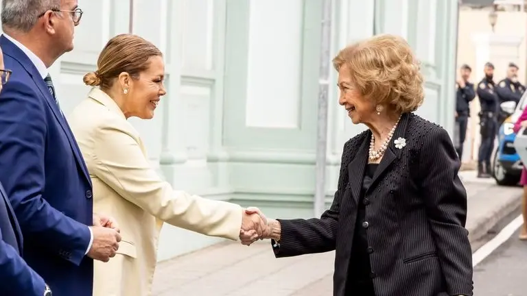 Astrid P&eacute;rez saludando a la Reina Sof&iacute;a antes de su investidura