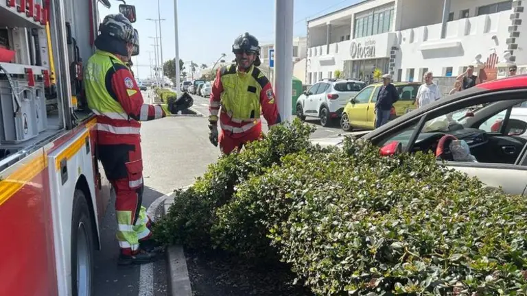 El coche impact&oacute; contra una de las farolas de la mediana