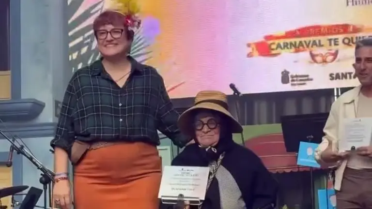 Manuel Rodr&iacute;guez recibiendo la distinci&oacute;n en Santa Cruz de Tenerife.