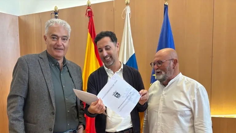 Jos&eacute; Juan Cruz junto a Tom&aacute;s Silvera y Nicol&aacute;s Saavedra.