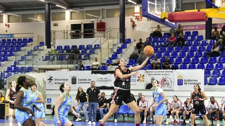 Jugadora del Magec T&iacute;as realizando una entrada a canasta.