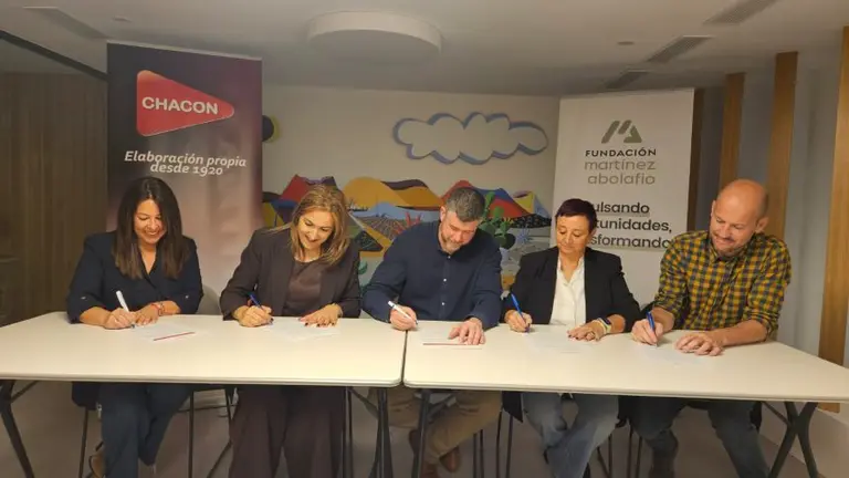 Firma del acuerdo en La Geria.