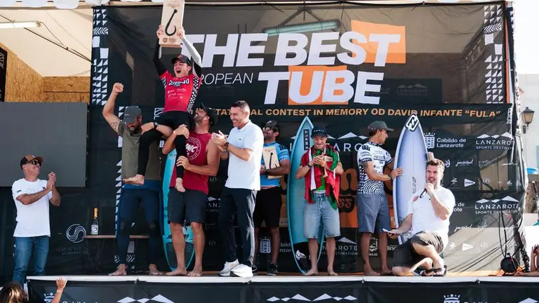Los campeones recibiendo su merecido trofeo con el presidente del Cabildo de Lanzarote, Oswaldo Betancort, presente en la entrega