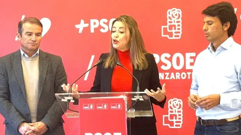Los parlamentarios Marcos Hern&aacute;ndez y Marcos Bergaz con la l&iacute;der de los socialistas lanzarote&ntilde;os, Mar&iacute;a Dolores Corujo.