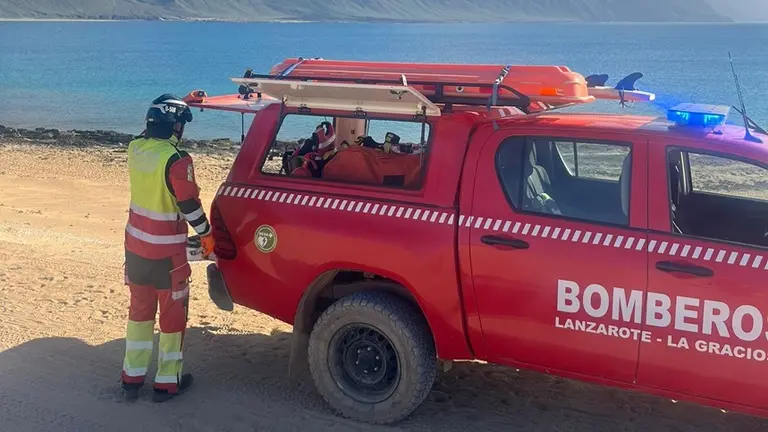 Veh&iacute;culo de los bomberos realizando una actuaci&oacute;n en La Graciosa.