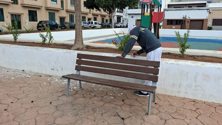 Operarios de la Concejal&iacute;a de Obras P&uacute;blicas del Ayuntamiento de Arrecire trabajando en el mantenimiento de este espacio p&uacute;blico en Altavista.
