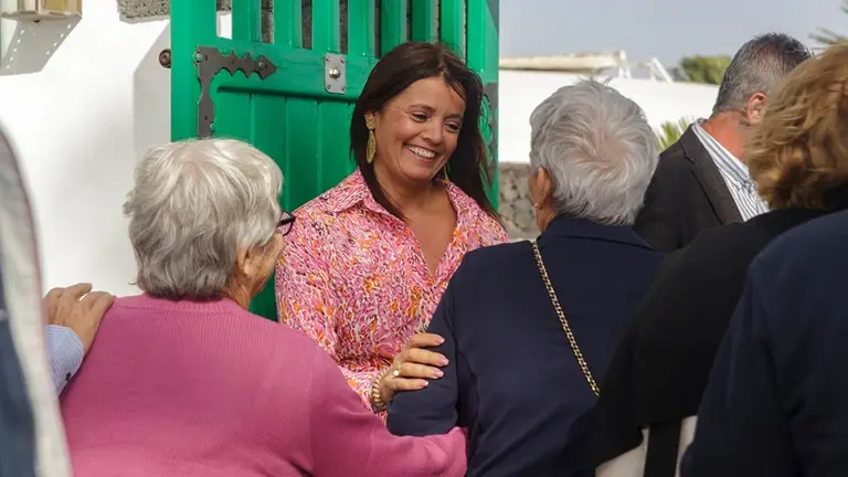 Olivia Duque junto a mayores del municipio.