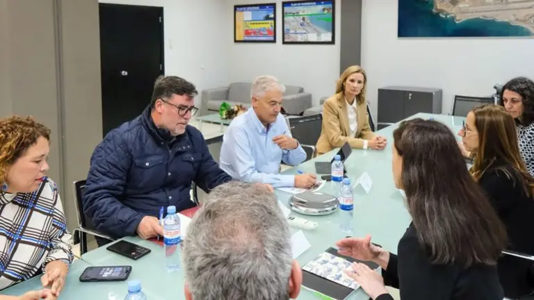 Imagen del encuentro en el que han participado los alcaldes de San Bartolom&eacute; y T&iacute;as con parte de la direcci&oacute;n de AENA