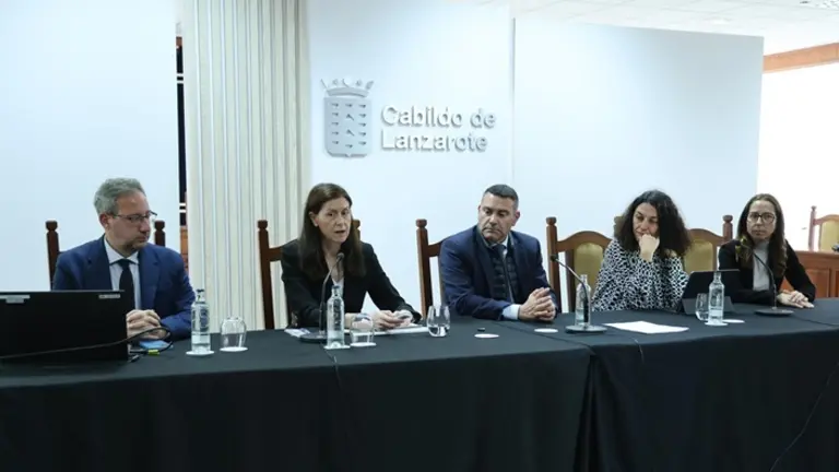Reuni&oacute;n del presidente del Cabildo con AENA.