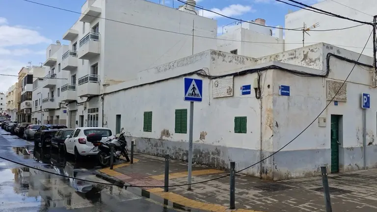 Caida de cables de Endesa por la fuerza del viento en calles de Arrecife. Protecci&oacute;n Civil, Polic&iacute;a Local y Consorcio de Seguridad han intervenido ante estas ca&iacute;das 