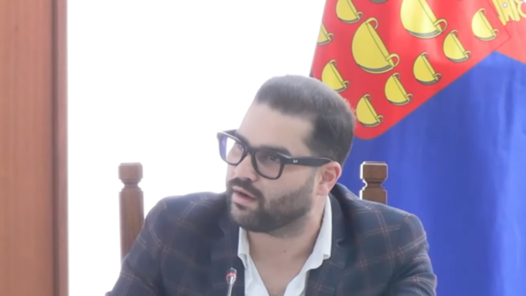 Jes&uacute;s Mach&iacute;n Tav&iacute;o durante su intervenci&oacute;n dirigi&eacute;ndose a &Oacute;scar Noda.