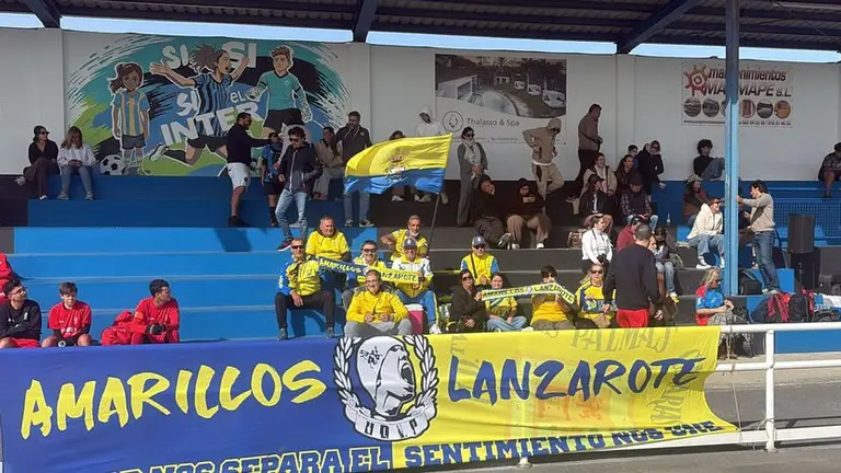 La pe&ntilde;a Amarillos Lanzarote puso el color y la animaci&oacute;n en la grada
