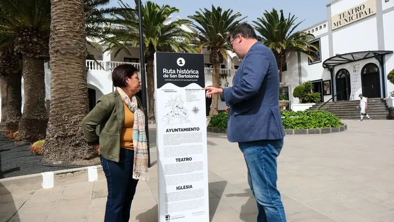 El alcalde con la concejal de Educaci&oacute;n enfrente del Teatro Municipal y del Ayuntamiento