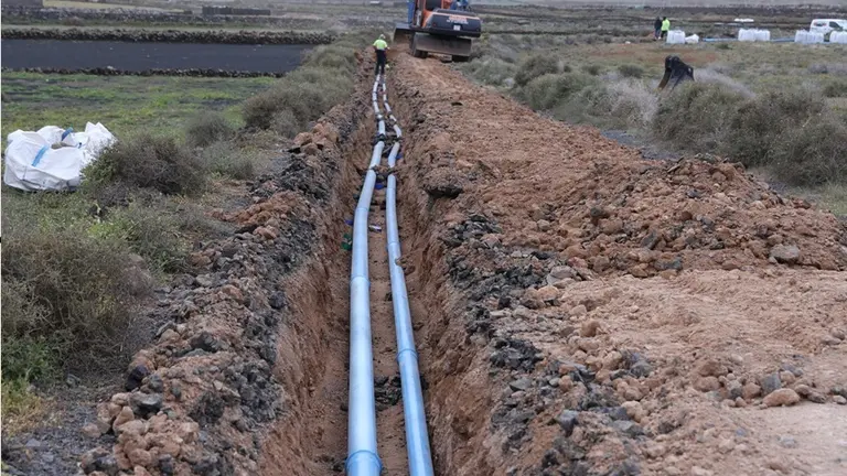 Operarios realizando las labores para la colocaci&oacute;n de la red de abastecimiento.