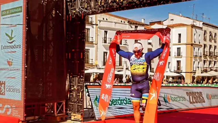Lionel Morales cruzando la l&iacute;nea de meta en Extremadura.