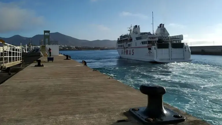 Imagen del puerto de Playa Blanca.