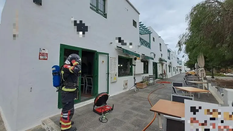 Imagen del momento de la actuaci&oacute;n de los bomberos.