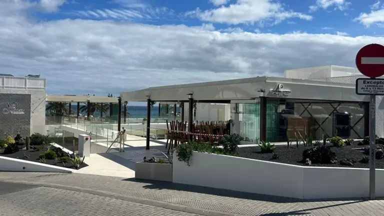 Centro comercial que se est&aacute; elaborando en Las Cucharas clausurado.