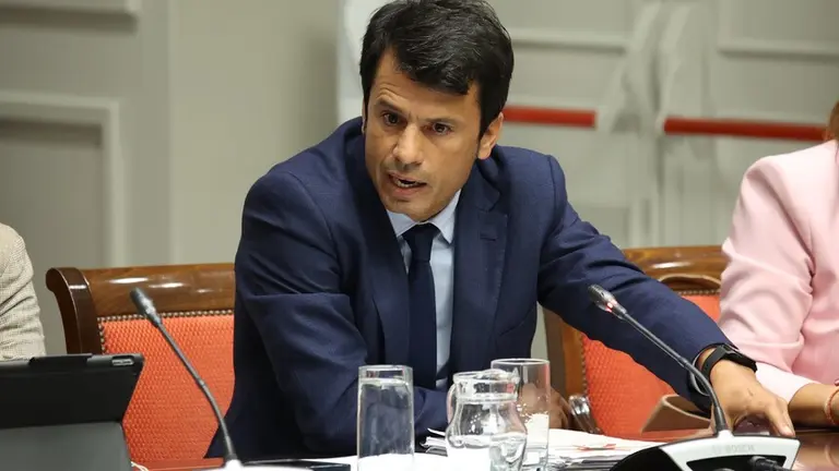 Marcos Bergaz (PSOE) en Comisión parlamentaria.