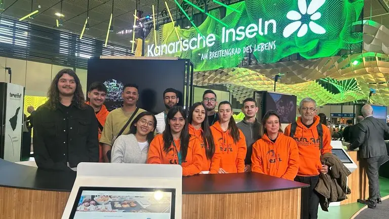 Alumnos y profesores de la Escuela Universitaria de Turismo de Lanzarote presentes en la ITB.