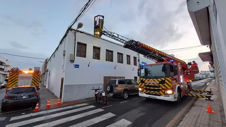 Bomberos durante el traslado de la persona afectada.