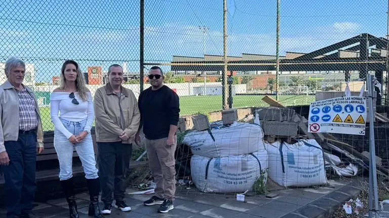 Miebros de NC en los aledaños del campos de fútbol del  Parque de Deportes.