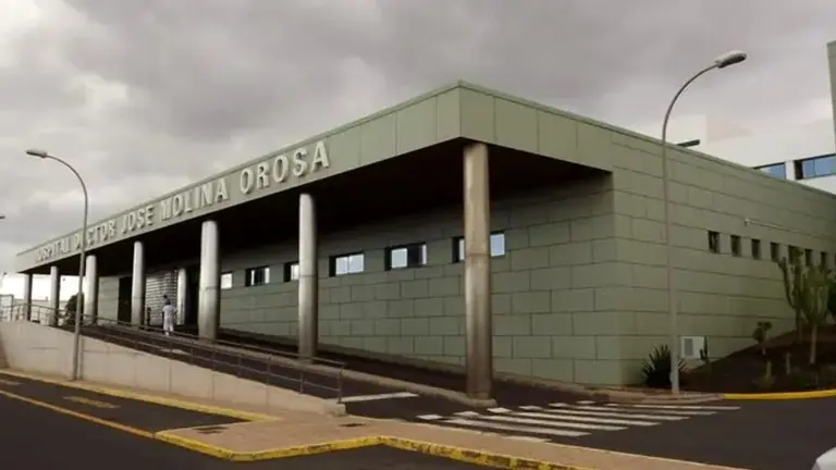 Entrada al Servicio de Urgencias del Hospital Doctor Jos&eacute; Molina Orosa de Arrecife.
