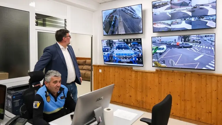 Isidro P&eacute;rez junto a un agente de la Polic&iacute;a Local observando las c&aacute;maras de vigilancia.