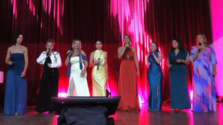 Imagen de las artistas en el escenario