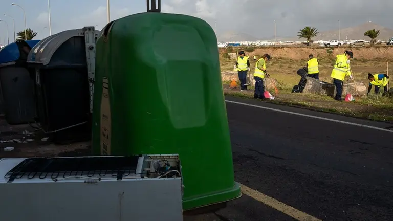Operarios del Ayuntamiento de Arrecife realizando las labores de limpieza.
