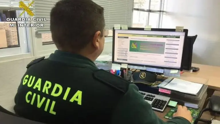 Uno de los agentes que se encarga de vigilar los delitos inform&aacute;ticos.