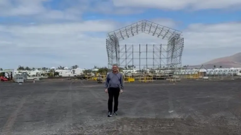 Luis Miguel Valiente en la zona donde se realizarán los actos del Carnaval en Playa Blanca