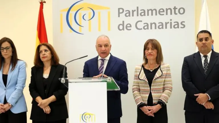 Luis Campos al frente de los parlamentarios de Nueva Canarias este martes en la C&aacute;mara auton&oacute;mica