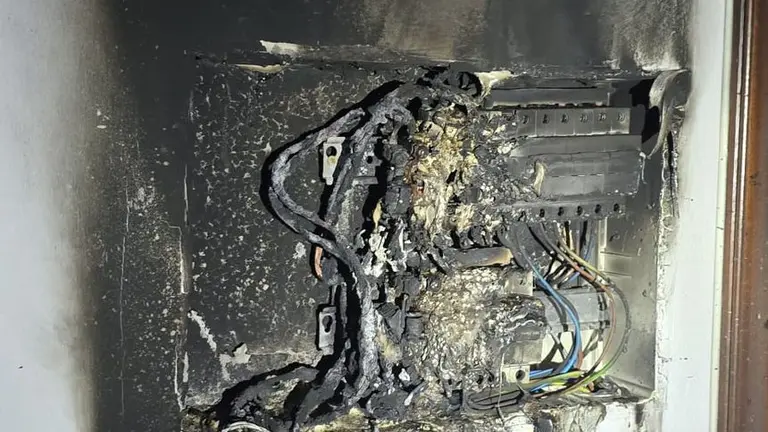 El cuadro de luces qued&oacute; totalmente calcinado.