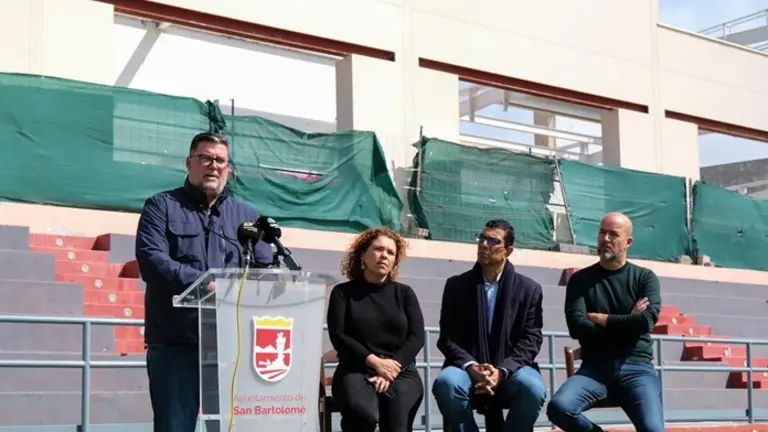 Isidro P&eacute;rez junto a sus compa&ntilde;eros del grupo de gobierno en rueda de prensa.