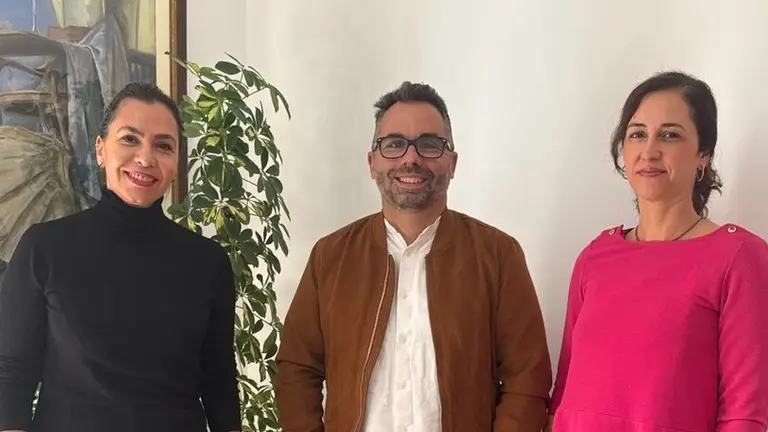 Maite Corujo, Echedey Eugenio y la psicóloga responsable del proyecto.