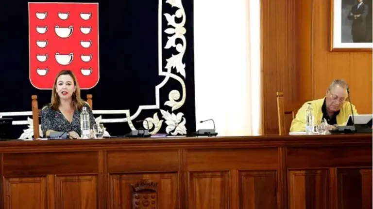 La secretaria general del PSOE y el pol&eacute;mico m&eacute;dico cuando gobernaron juntos en el Cabildo de Lanzarote durante el pasado mandato.