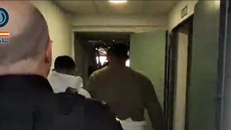 Polic&iacute;a Nacional junto a los detenidos.